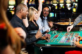 Tampilan meja live-dealer baccarat di aplikasi mobile 899sport dengan streaming berkualitas tinggi